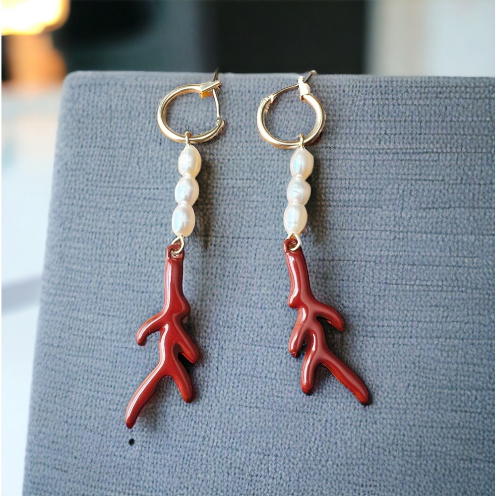 White Faux Pearl Rice & Red Coral Earrings Gold Hook Pre-Owned - Picture 5 of 6